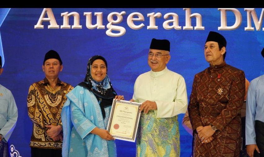 Ny. Endang Syah Afandin Terima Anugerah Tun Fatimah pada Konvensyen Dunia Melayu Dunia Islam