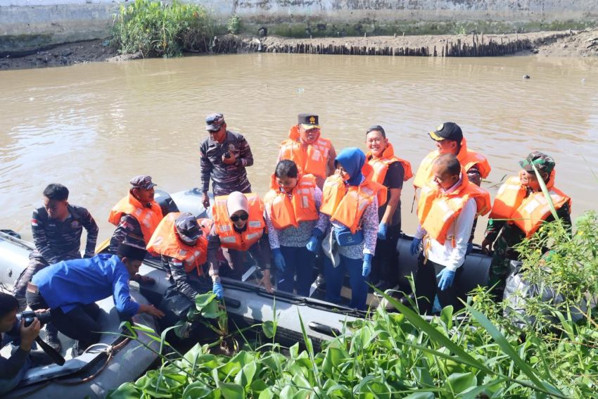 Sinergi TNI AL, Forkopimda, dan Masyarakat Sambut HUT TNI ke-80 dengan Aksi Bersih Sungai