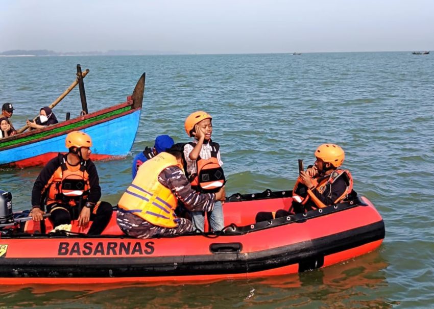 Basarnas, TNI AL, dan Polairud Tabur Bunga di Hari ke-7 Pencarian Nelayan Hilang di Sergai