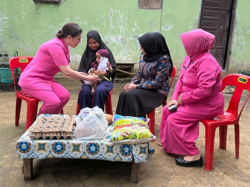 Ketua Bhayangkari Polres Labusel Tinjau Anak Penderita Stunting