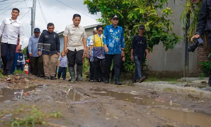 Tinjau Jalan di Medan Marelan, Rico Waas: Minggu Depan Langsung Kita Perbaiki