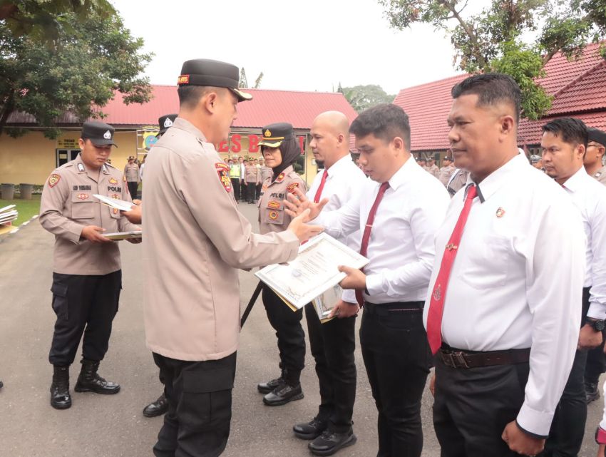 Kapolres Binjai Berikan Penghargaan Sebanyak 39 Personil Yang Berprestasi