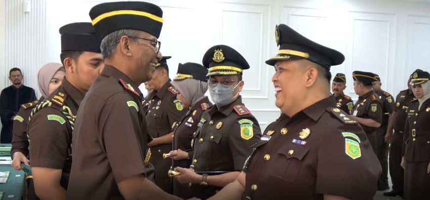 Kajati Sumbar Resmi Lantik Husairi Eks Plh Kasi Penkum Kejatisu Jadi Kabag TU