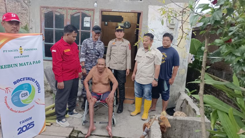 Sinergi Socfindo, TNI-Polri, Bantu Warga Stroke dengan Kursi Roda di Sergai