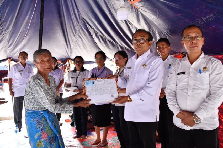 Wabup Ariston Sidauruk Serahkan Adminduk dan Uang Tunai Kepada Korban Kebakaran 8 Rumah di Sidaji