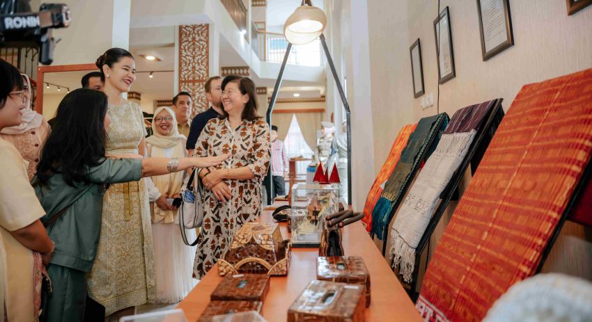 Kahiyang Ayu Perkenalkan Wastra Khas Sumut kepada Istri Dubes AS