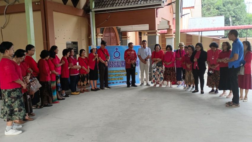 Anggota DPR RI DR Maruli Siahaan Berangkatkan Seksi Lansia HKBP Pelikan Perumnas Mandala Wisata Rohani ke Bukit Gideon Toba