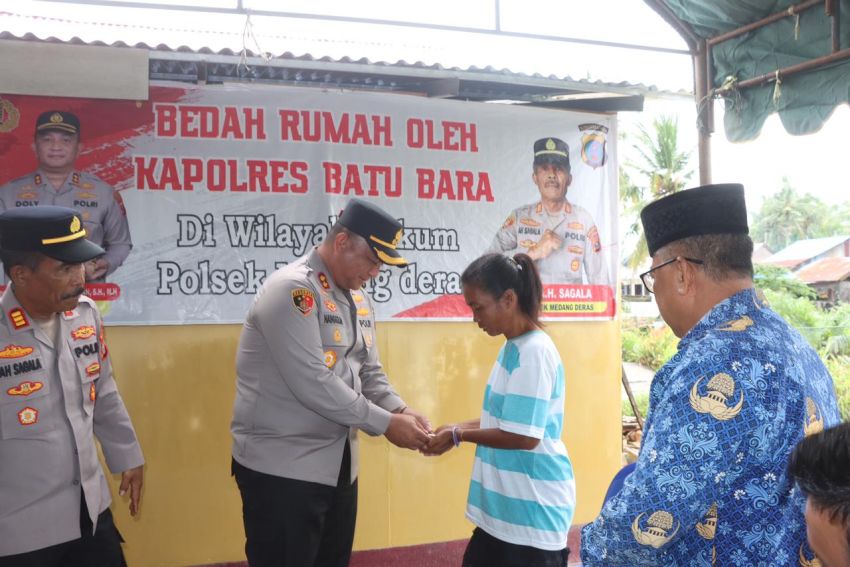 Program Bedah Rumah, Kapolres Batu Bara Serahkan Kunci Rumah Baru Pada Ruth Aritong Warga Medang Deras