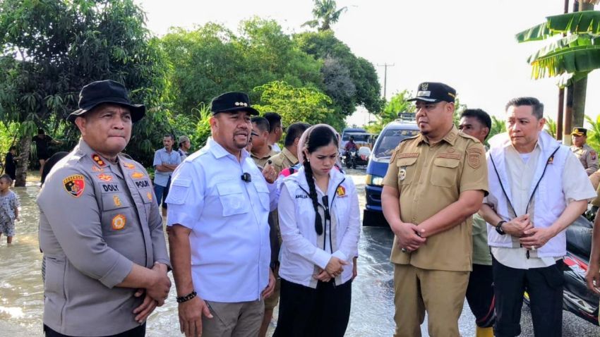 Bupati dan Kapolres Batu Bara Tinjau Banjir Sembari Beri Bantuan Sembako