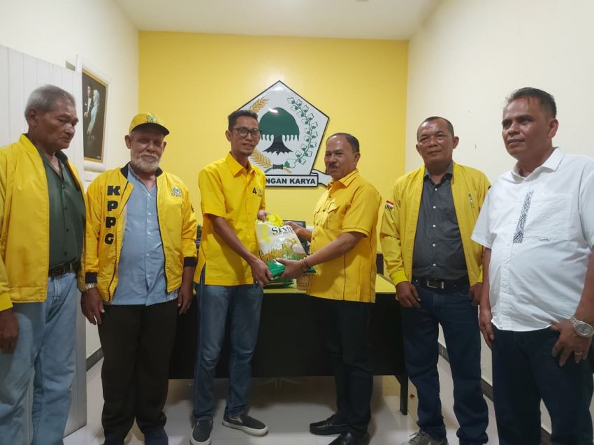 Semarak HUT ke 61 Partai Golkar, Anggota DPR RI Dr Maruli Siahaan SH.MH berikan Sembako Kepada Warga Tebing Tinggi