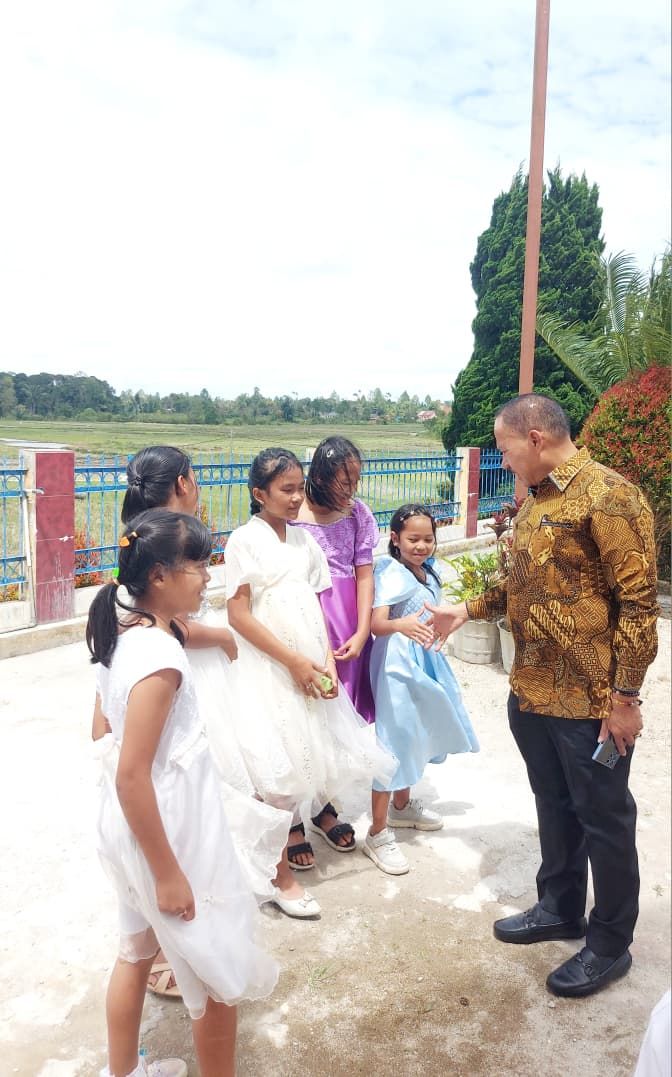 Pulang ke Kampung Halaman, Anggota DPR RI Dr Maruli Siahaan SH.MH Mendapat Sambutan dari anak-anak Sekolah Minggu