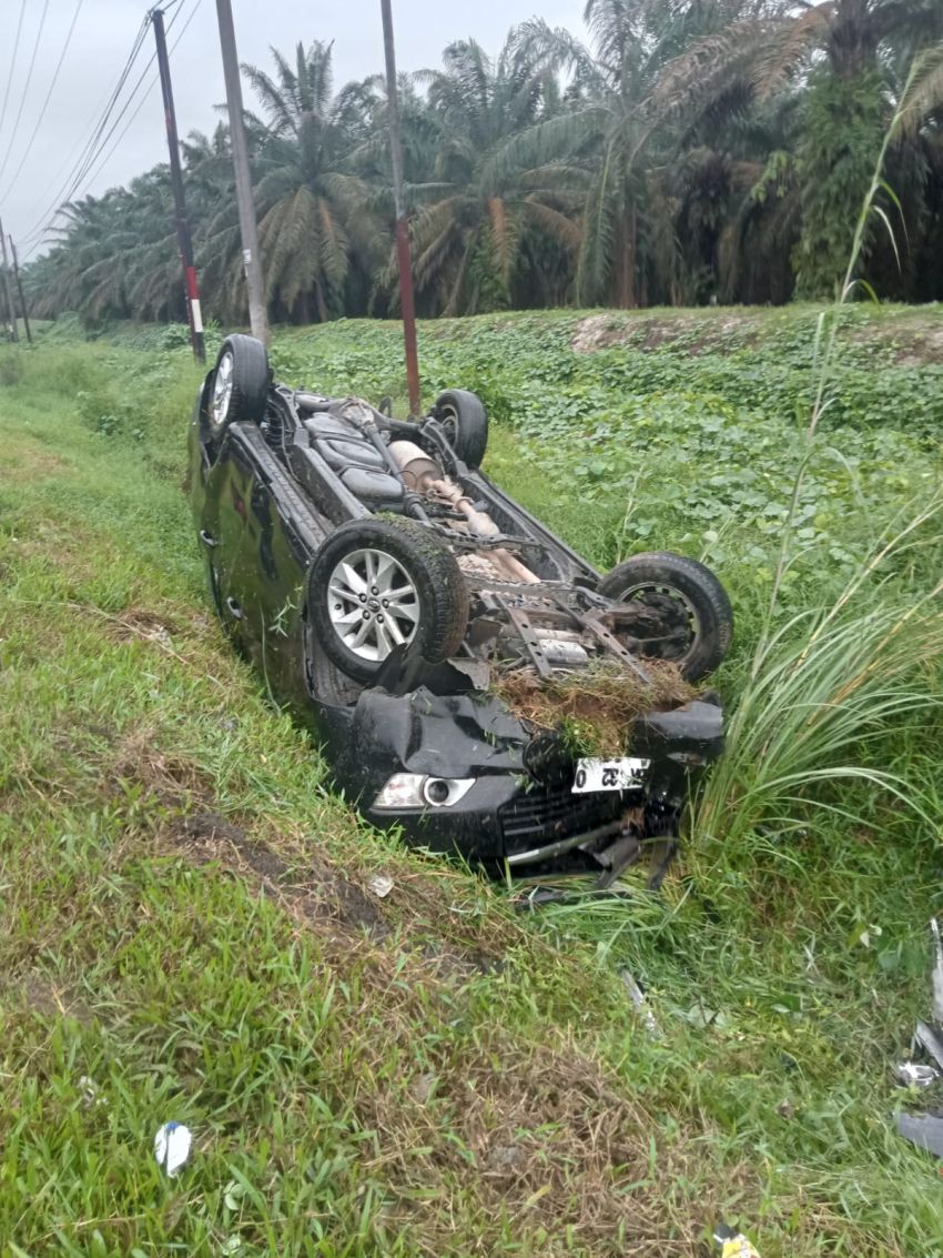 Elakan Mobil Boks, Mobil Dinas Kominfo Batu Bara Terjungkal Keparet