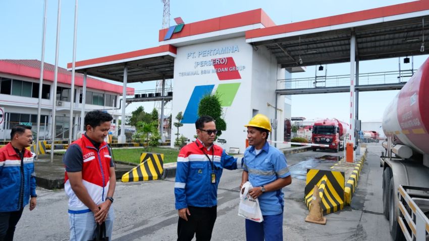 Gerak Cepat, Pertamina Patra Niaga Sumbagut Bantu Korban Banjir di Pekan Labuhan