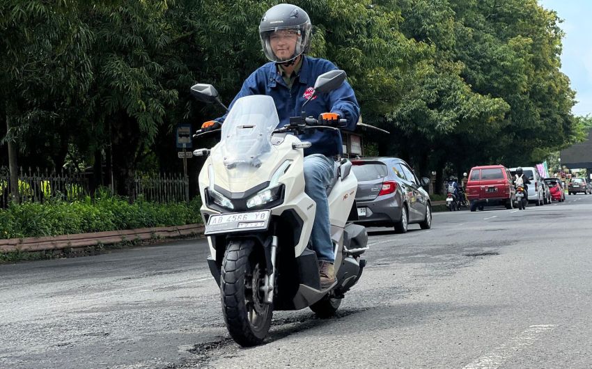Waspada Jalan Berlubang, Ini Tips Cari Aman untuk Pengendara Motor