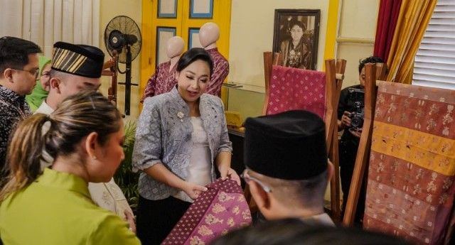 Airin Rico Waas Dorong Pengrajin Tenun Songket Melayu Kembangkan Warna Alam Ramah Lingkungan