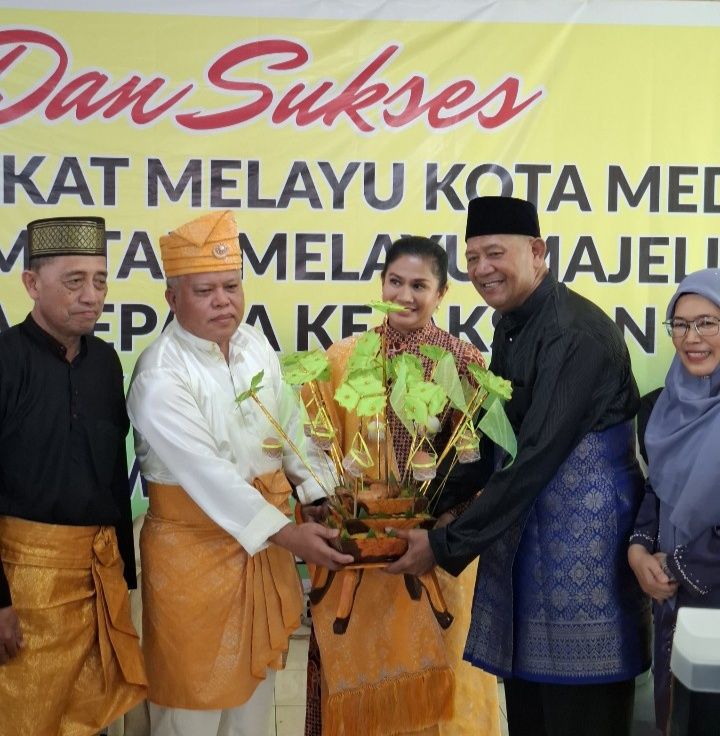 Kajati Sumut Dr Harli Siregar Dinobatkan Sebagai Warga Kehormatan Melayu