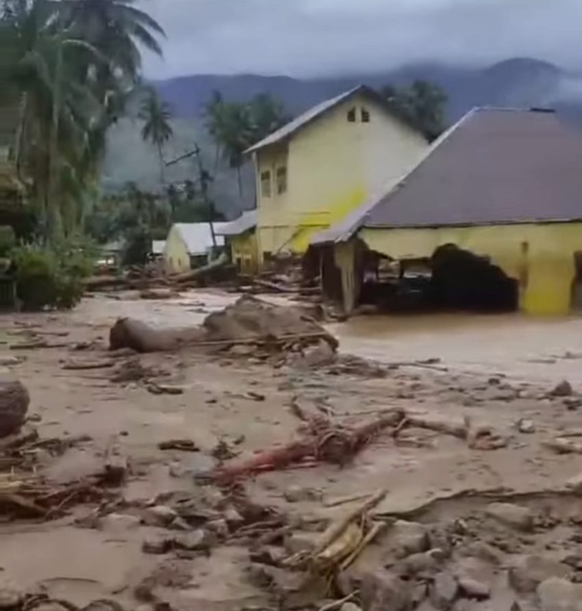 Banjir Bandang Terjang Desa Tolang, MTsN 4 Tolang dan Puluhan Rumah Hanyut