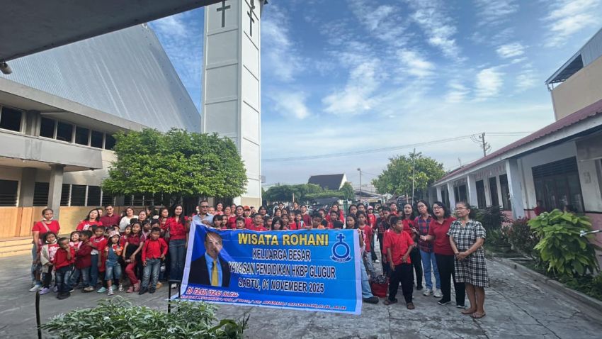 Maruli Siahaan Berangkatkan Kelbes YP HKBP Glugur Medan Wisata Rohani