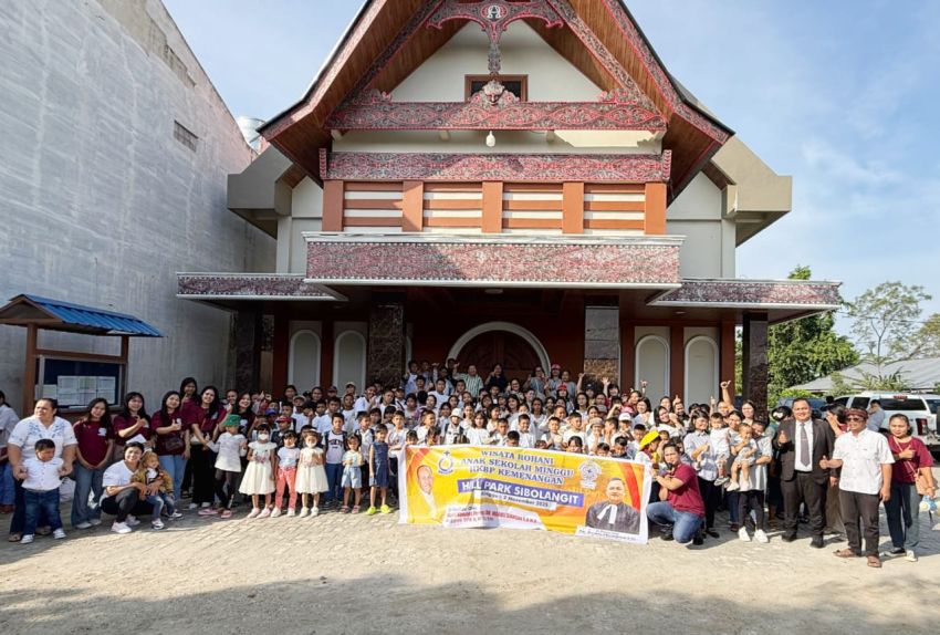 203 Anak Sekolah Minggu HKBP Kemenangan P.Bulan Diberangkatkan Maruli Siahaan Wisata Rohani ke Hill Park