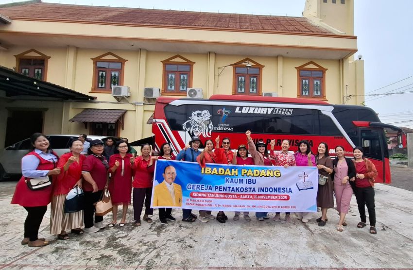 Dr Maruli Siahaan Berangkatkan Kaum Ibu GPI Sidang Tanjung Gusta Ibadah Padang Ke Sembabe