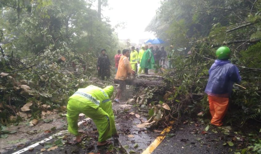 27 Titik Longsor-Banjir Di Taput, Polisi Gerak Cepat Bantu Evakuasi