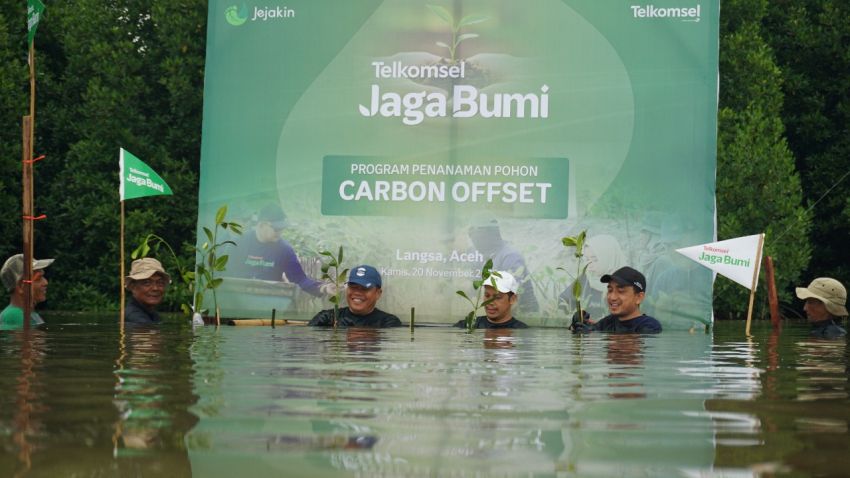 Dorong Pengurangan Emisi Karbon, Telkomsel Tanam 2.000 Bibit Mangrove di Langsa