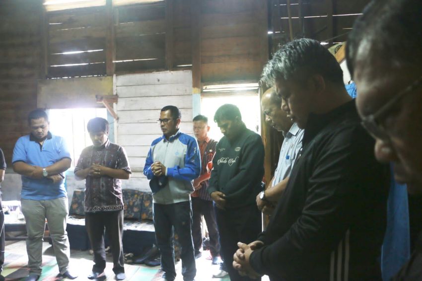 Deny Lumbantoruan Berikan Bantuan Sosial Bagi Keluarga Korban Kebakaran Di Siatas Barita