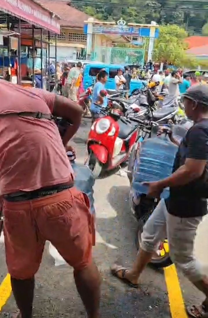 Bantuan Terlambat Datang, Warga Sibolga-Tapteng Jarah Minimarket