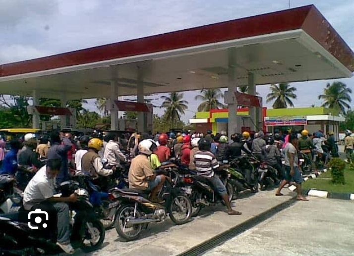 Antrian Panjang di SPBU, Pertamina: 2-3 Hari Lagi Baru Normal Pasokan Terlambat Akibat Gelombang Laut Tinggi