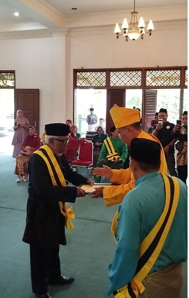 Azhari A.M Sinik Dianugerahi Gelar Datuk Seri Panglima Warta Diraja oleh Sultan Langkat IV