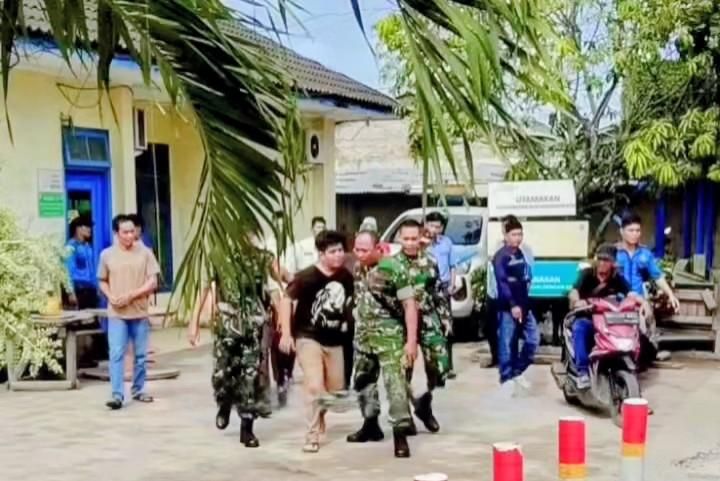 Diduga Depresi dan Pukuli Pengendara, Seorang Pria Diamankan Danramil Tanjung Tiram