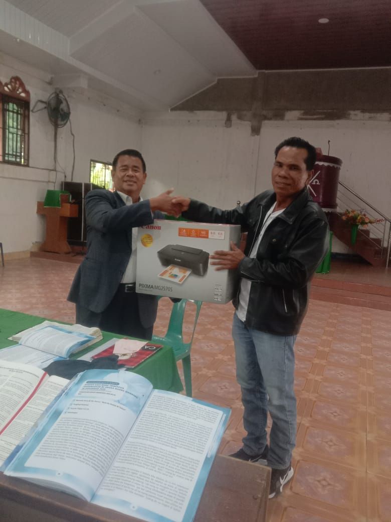 Anggota DPR RI Dr Maruli Siahaan Berikan Mesin Printer Untuk HKBP Bandar Khalifah