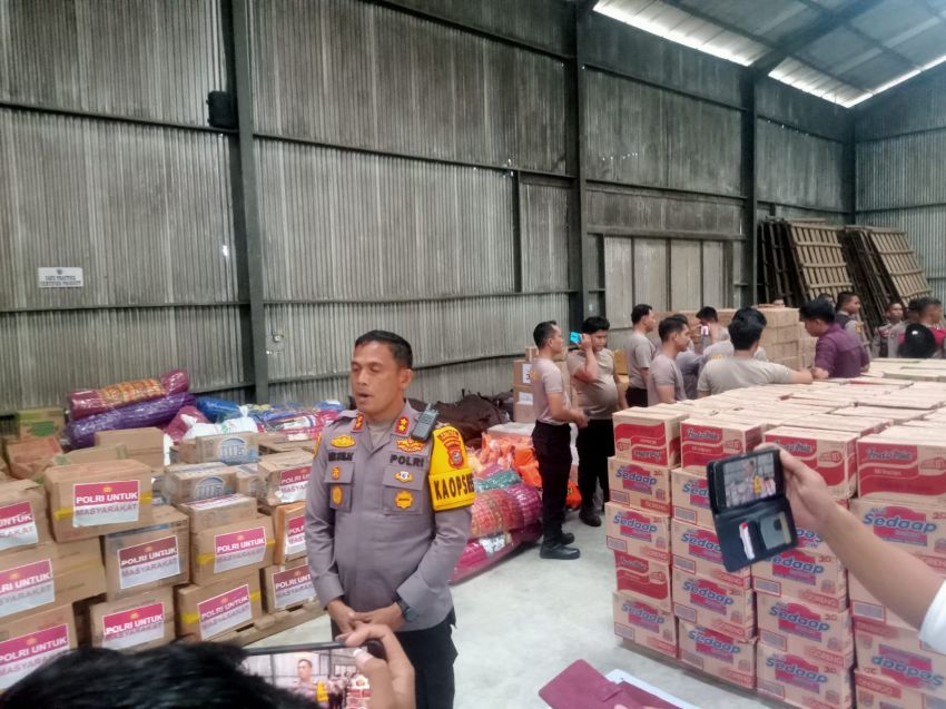 Kapolri Serahkan Bantuan 3,5 Ton Sembako kepada Korban Bencana Banjir dan Longsor di Tapanuli Utara