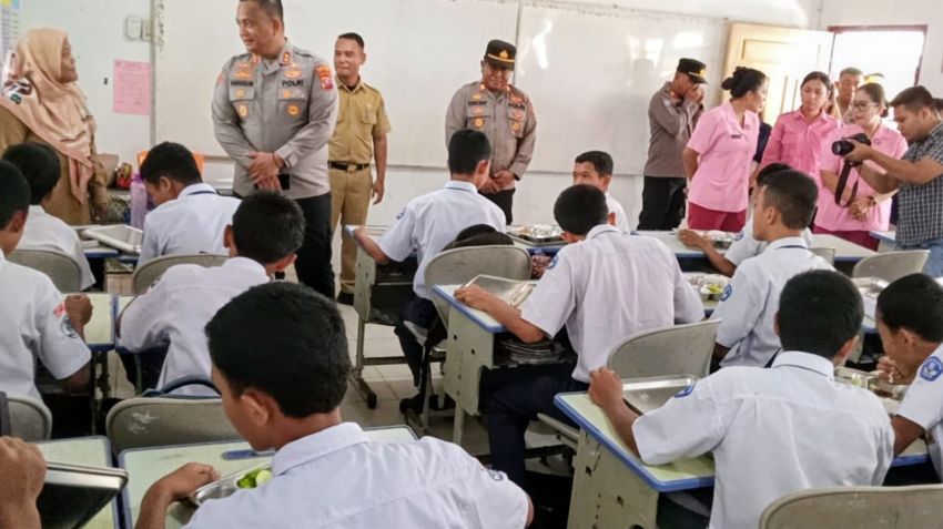 Kapolres Batu Bara Tinjau Penyaluran MBG di SMPN 1 Talawi, Siswa Puas