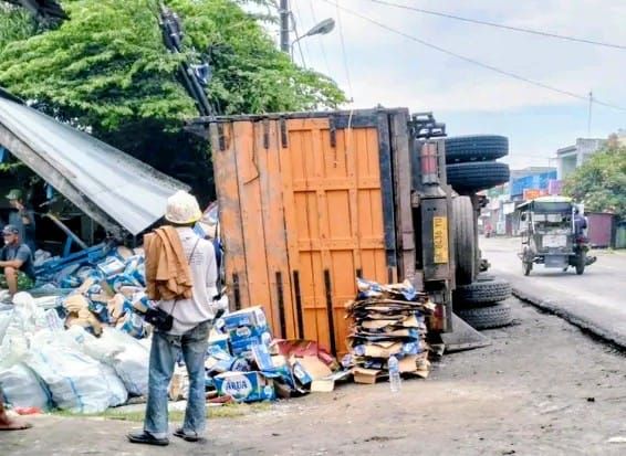 Elakkan Betor Bawa Anak Sekolah, Truk Bawa Air Mineral Terbalik di Jalinsum Batu Bara