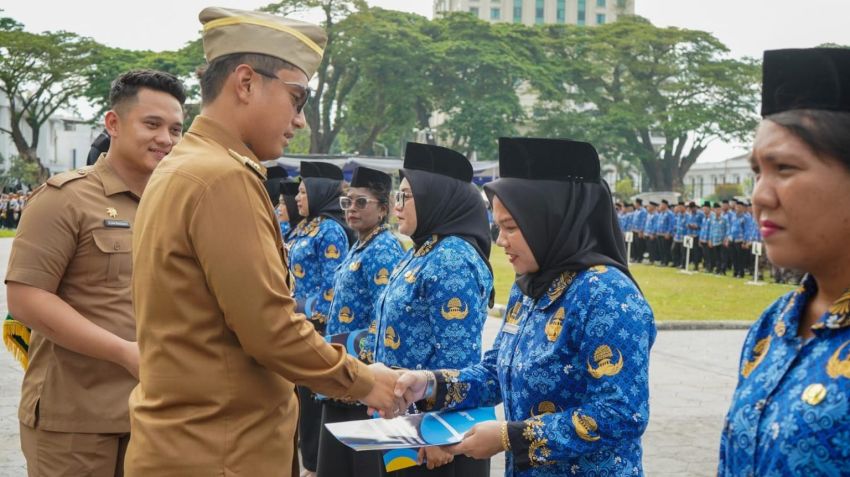 Rico Waas Serahkan 8.533 SK PPPK Paruh Waktu Pemko Medan