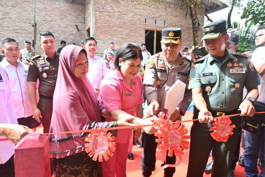 Peduli Terhadap Warga Kurang Mampu, Polres Labusel Lakukan Bedah Rumah Ibu Ariani