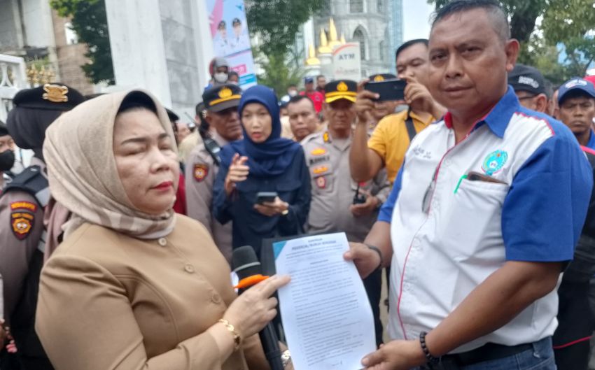 Gabungan Buruh Unjuk Rasa di Kantor Gubsu dan BPJS : Aksi Berjalan Aman dan Kondusif