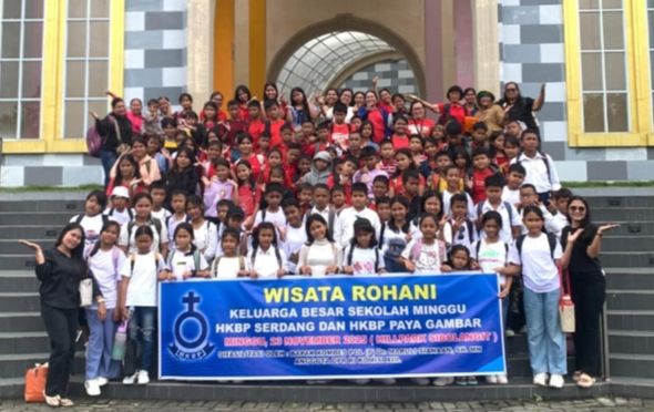 Anggota DPR RI Dr Maruli Siahaan Berangkatkan Anak Sekolah Minggu HKBP Serdang dan HKBP Paya Gambar Wisata Rohani