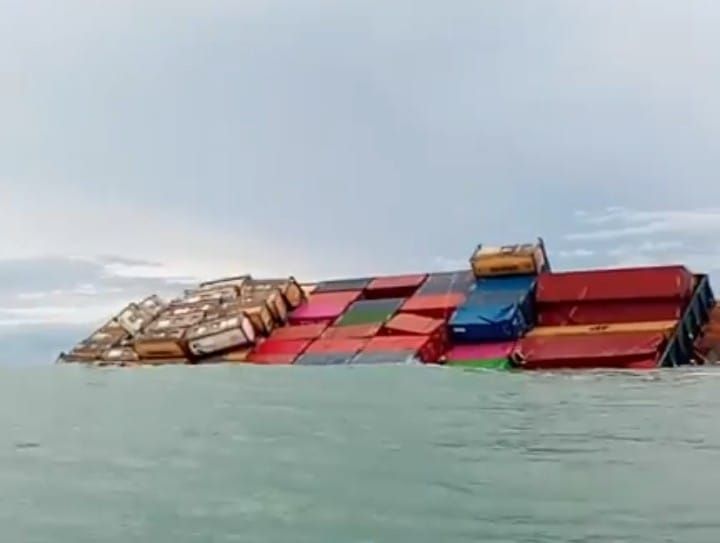 Kapal Tongkang Bawa Petikemas Nyaris Karam di Perairan Pulau Pandang dan Salah Nama