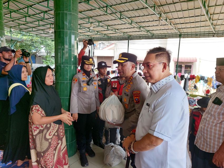 Wakapolda Sumut Bersama Kapolrestabes Medan Bantu Ratusan Warga Korban Banjir