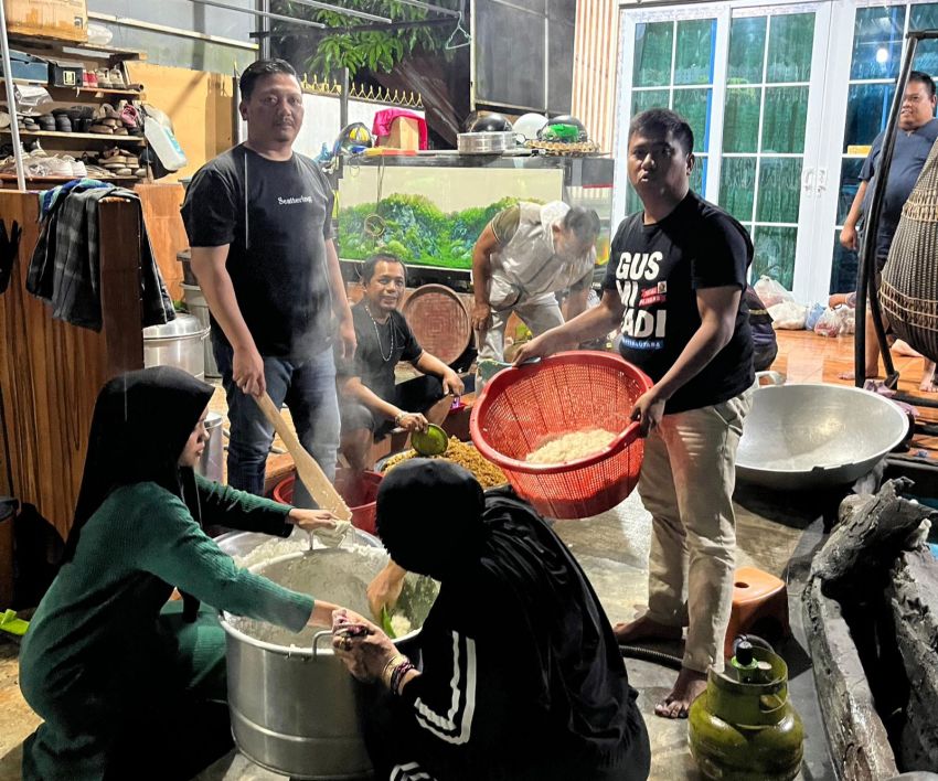 Fraksi Gerindra DPRD Binjai Masak Nasi Goreng Untuk Warga Terdampak Banjir