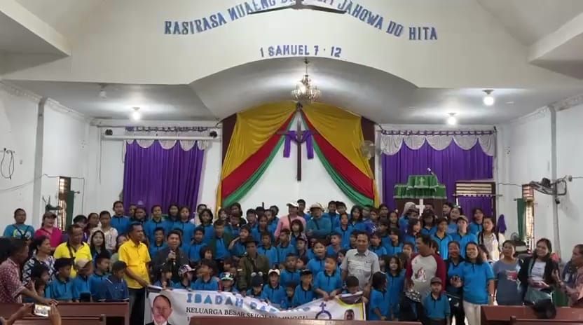 Anggota DPR RI Maruli Siahaan Berangkatkan Anak Sekolah Minggu HKBP Eben Ezer Wisata Rohani