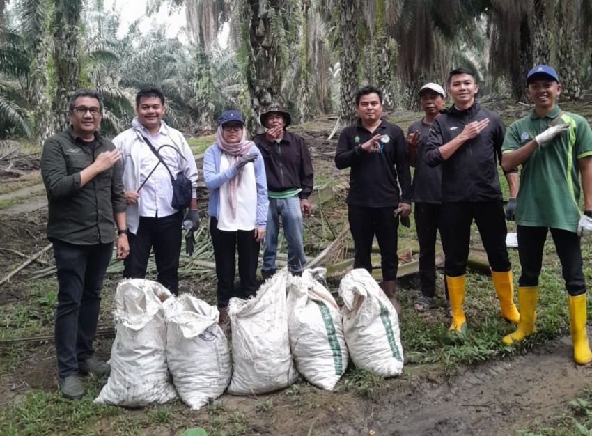 Gotong Royong Kutip Brondolan, Dobrakan Kebun Bah Birung Ulu Capai Target Produksi