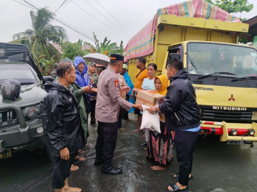 Harapan di Tengah Banjir: Polsek Pantai Cermin, Koramil, dan Pemerintah Hadir Ringankan Warga Terdampak