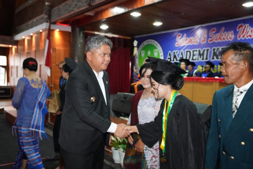 122 Diploma III Akper Diwisuda, Wabup : Beranilah Melangkah Lebih Jauh Hingga Ke Luar Negeri