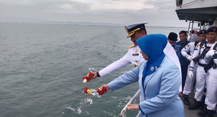Peringati Hari Pahlawan  Kodaeral I Gelar Tabur Bunga di Laut Gunakan KRI  Sutedy Seno Putra