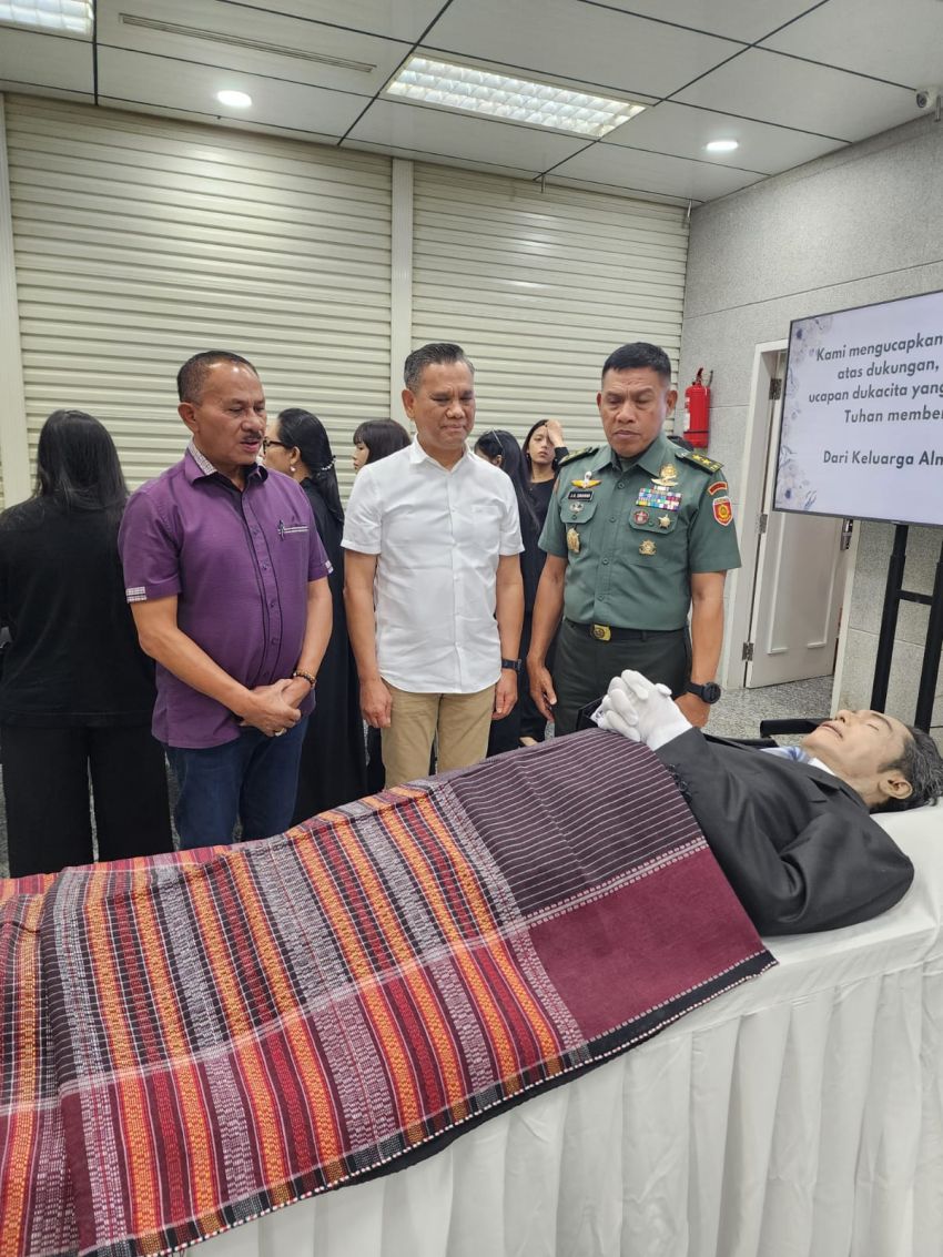 Anggota DPR RI Maruli Siahaan Kunjungan Sosial Kerumah Abang Ipar Mayjen TNI Jannie Siahaan di RSPAD