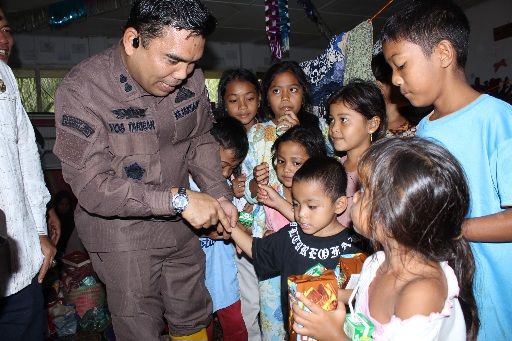 Adhyaksa Peduli, Kejari Madina Berikan Bantuan Korban Banjir Bandang