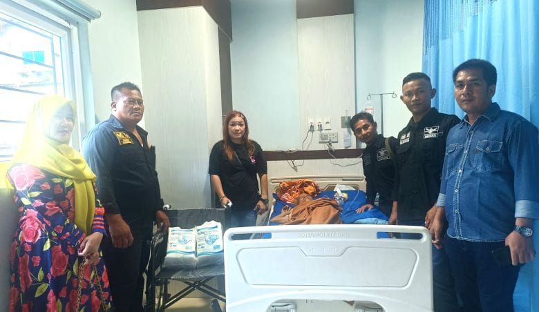 AMS XII Medan Kembali Serahkan Bantuan Kursi Roda kepada Warga Medan Marelan